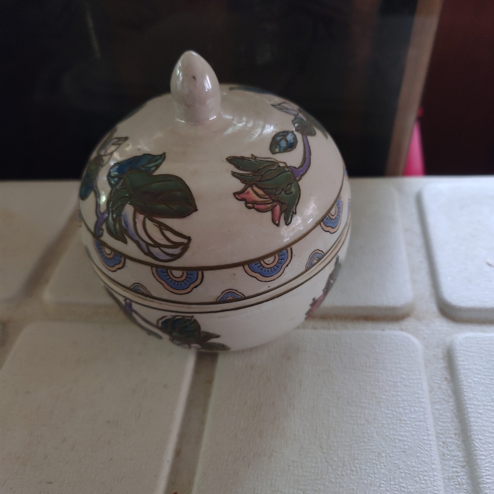 VINTAGE SMALL DECORATIVE COVERED JAR.